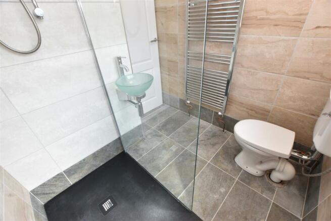 SHOWER ROOM - Additional Photograph