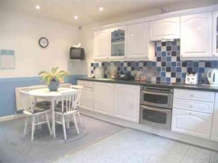 FITTED KITCHEN