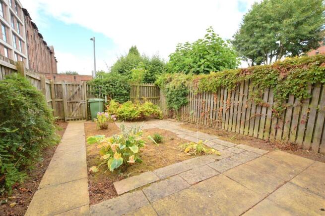 4 bed Town House to rent Image 4