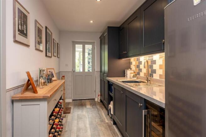 4 bed House for sale Image 6