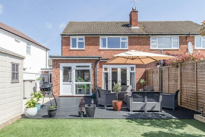 10 Pretoria Road, Chertsey, KT16 9LN - 6.jpg