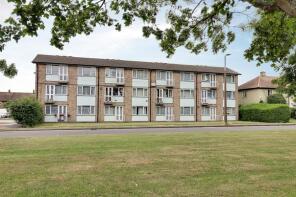 10, Hunters Lodge, Blenheim Chase, Leigh-on-sea SS9 3HG