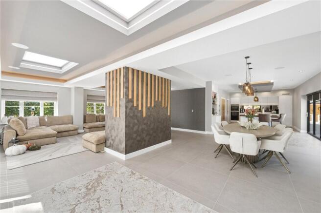 6 bed Detached for sale Image 4