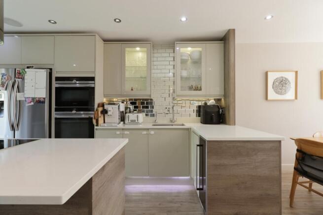 4 bed Detached for sale Image 5