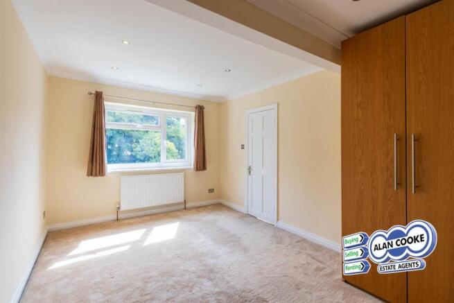 3 bed Semi-Detached for sale Image 12