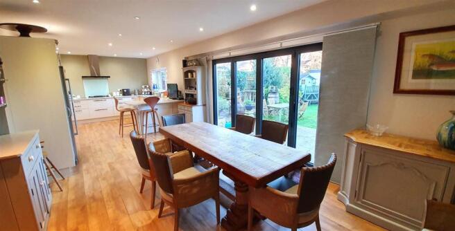 KITCHEN/DINING ROOM: