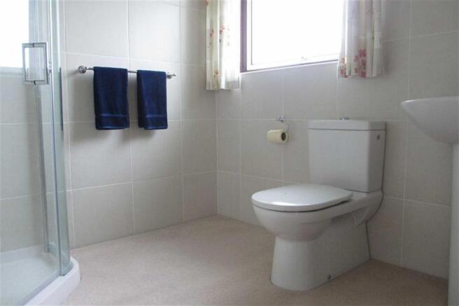 EN-SUITE SHOWER ROOM