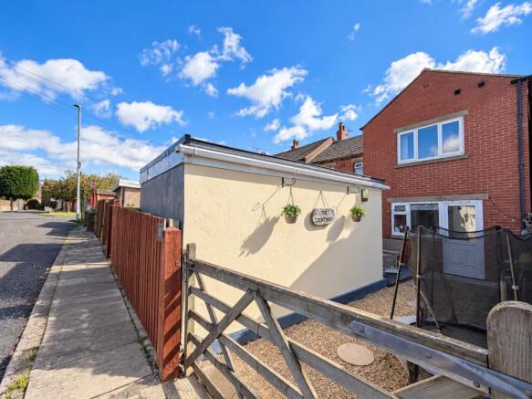 Westroyd Avenue, Hunsworth, BD19 photo 4