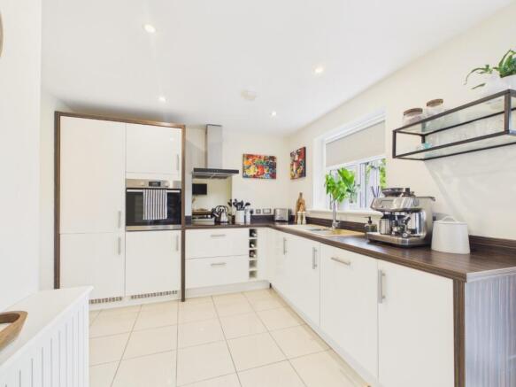 6 bed Detached for sale Image 10
