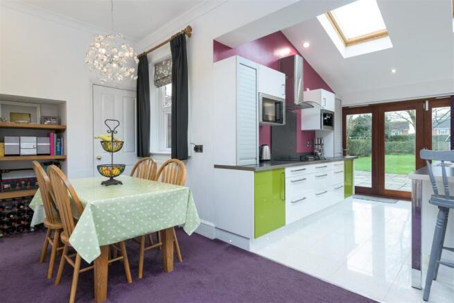 LIVING FAMILY KITCHEN