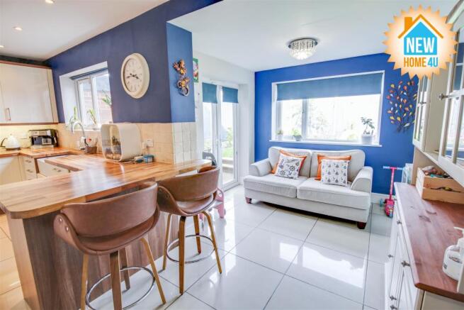 KITCHEN / DINING / DAY ROOM: