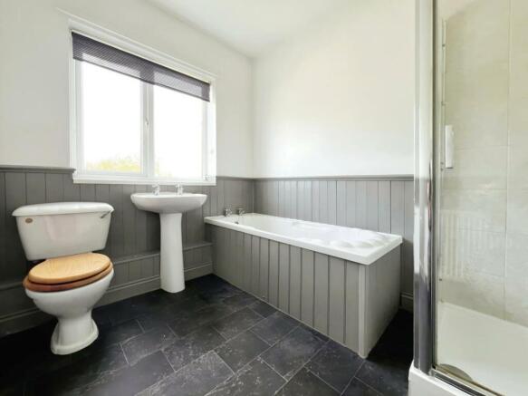 16e3182e-BATHROOM 202.jpg