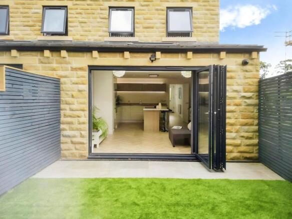4 bed Semi-Detached to rent Image 6