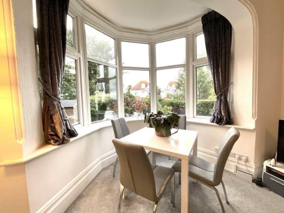 17 Foxholes Road, Southbourne photo 4