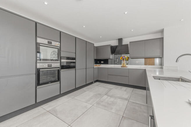 4 bed Semi-Detached for sale Image 4