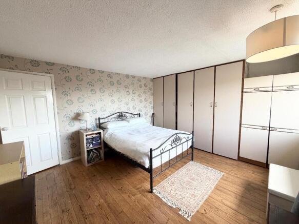 4 bed Semi-Detached for sale Image 11