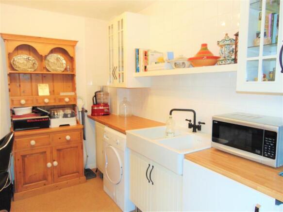 Annex Kitchen (2).JPG