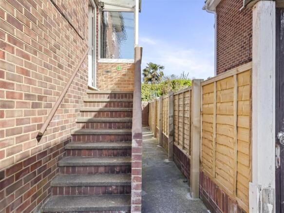 31 Chesham Close-002.JPG