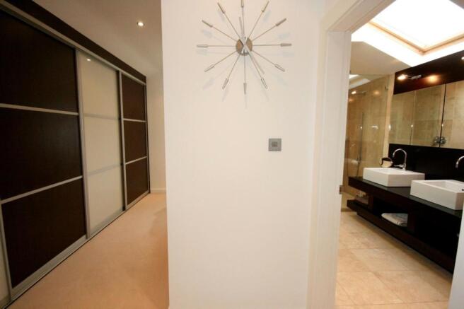 Dressing area and en
