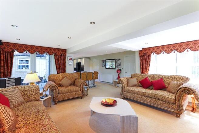 5 bed Detached for sale Image 5