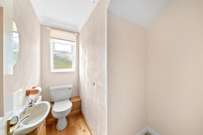 GUEST CLOAKROOM
