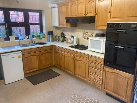 KITCHEN/BREAKFAST RM