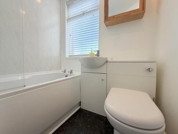 3 bed Terraced to rent Image 12