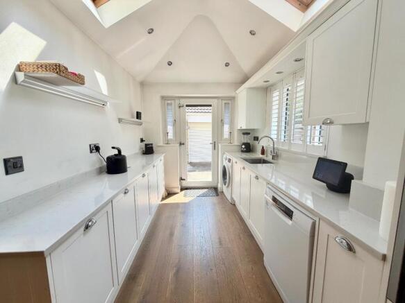 4 bed Detached for sale Image 8