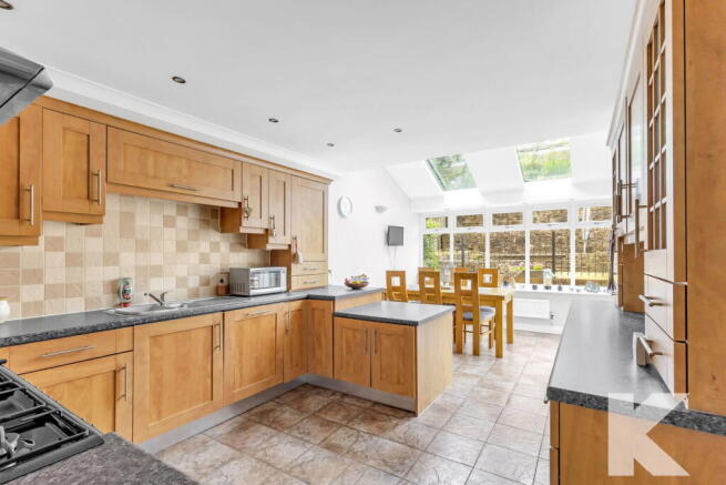 4 bed Detached for sale Image 8