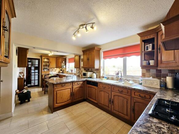 4 bed Detached for sale Image 5