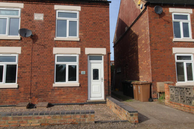 2 bed semi-detached house to rent Park Road, Chur