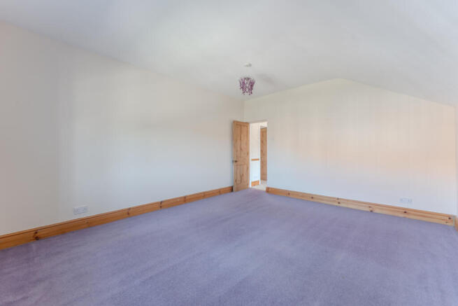 5 bed Detached for sale Image 11