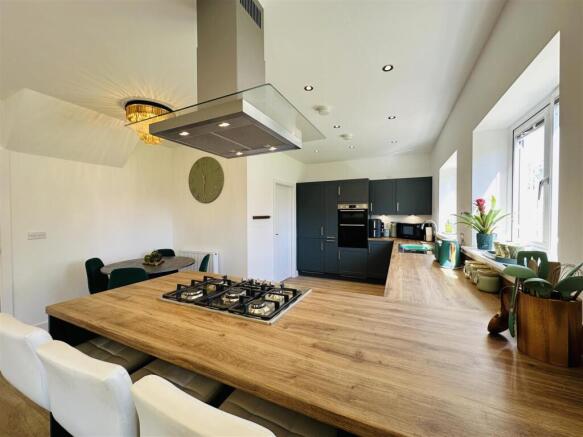 4 bed Detached for sale Image 9