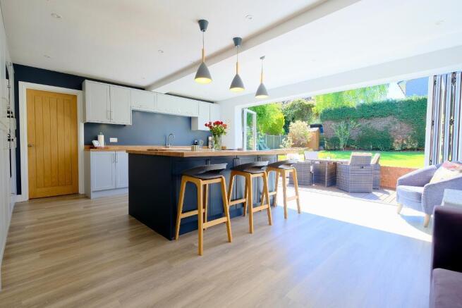 Modern kitchen with large island & hob