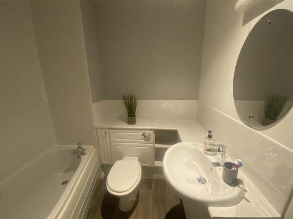 3 bed Apartment for sale Image 8