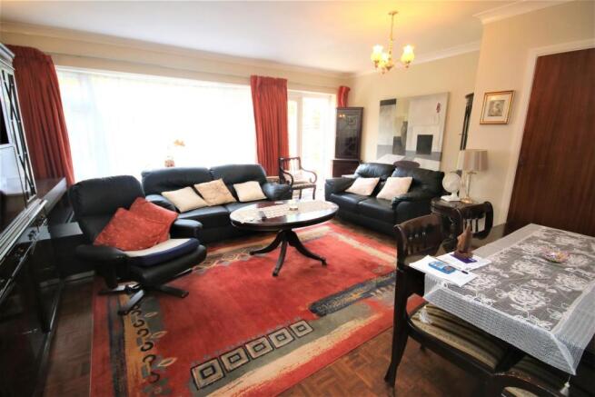 LOUNGE/DINER: PIC. 2