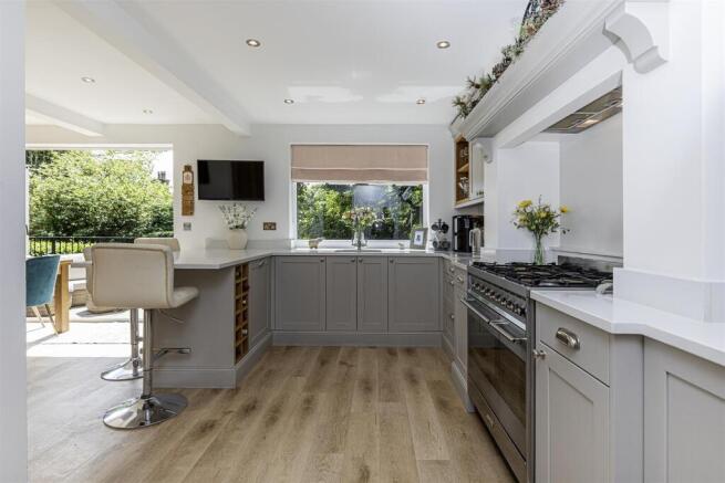 5 bed Detached for sale Image 9