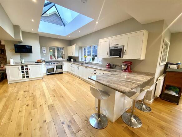 KITCHEN/FAMILY DINING ROOM