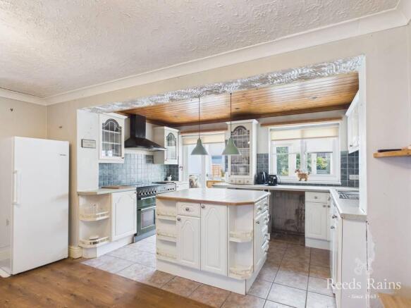 5 bed Semi-Detached for sale Image 4