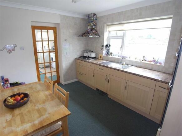 KITCHEN/BREAKFAST