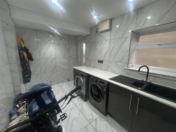 GARAGE & UTILITY