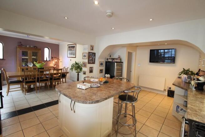 Kitchen & dining roo