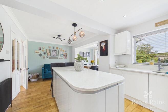 4 bed Semi-Detached for sale Image 4
