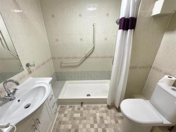 SHOWER ROOM :