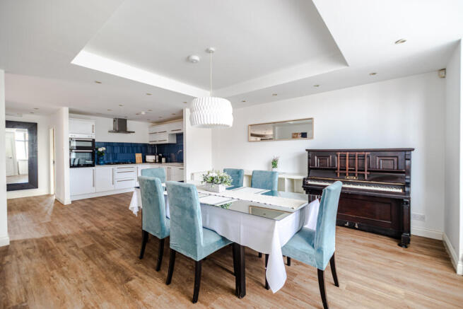 6 bed Semi-Detached for sale Image 5