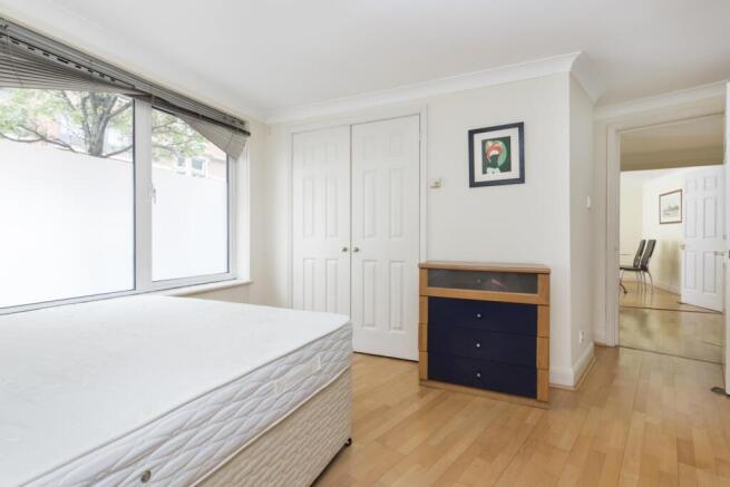Regency Court F1 - bed
