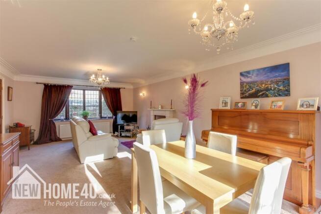 LOUNGE / DINING ROOM: