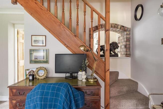 ENTRANCE HALL/ SITTING ROOM