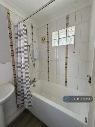 4 bed Semi-Detached to rent Image 7