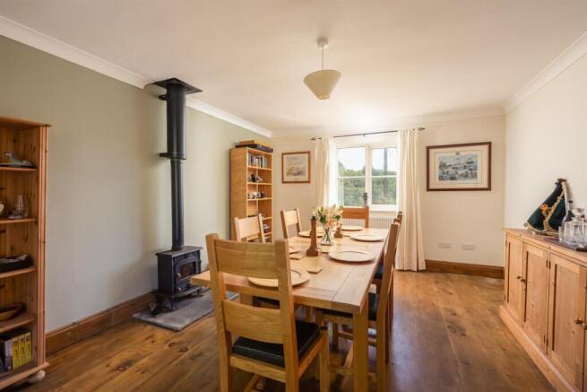 5 bed Detached for sale Image 5